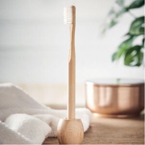 Escova de dentes com cabo de bambu